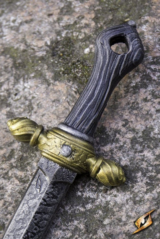 Nobles Throwing Dagger